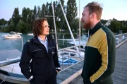 Julia Demmler (Wendy Güntensperger, l.) war mal mit Urs (Tino Mewes, r.) liiert und gerät schnell in eine Zwickmühle. Urs gibt vor, einen Filmriss zu haben und wird ganz schnell Mordverdächtiger.