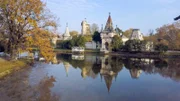 Schloss Laxenburg bei Wien. Bis zum Ersten Weltkrieg diente das Alte Schloss neben dem im 18. Jahrhundert errichteten Neuen Schloss als Frühlingsresidenz der Habsburger.