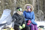 Chris und Jessi Morse sitzen auf ihrem neuen Schneemobil. (National Geographic/Soren Sieberts)