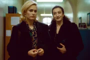 Zu einer kurzen Begegnung kommt es zwischen den beiden rivalisierenden Frauen Dr. Judith Sommer (Gesine Cukrowski, l.) und Irina von Levetzow (Konstanze Breitebner, r.) im Institut für Gerichtsmedizin.