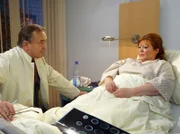 MDR Fernsehen IN ALLER FREUNDSCHAFT FOLGE 261, "Rosenkrieg", am Mittwoch um 11:40 Uhr. Prof. Simoni (Dieter Bellmann) stellt bei Hilde (Franziska Troegner) ein Aneurysma fest.