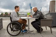 Lukas Petersen (Patrick Abozen, r.) spricht ein ernstes Wort mit seinem Bruder Jo (Thando Walbaum, l.), der eine große Südamerika-Reise plant. Lukas ist dagegen.