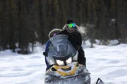 Chris und Jessi Morse testen ihr neues Schneemobil auf winterlichem Terrain. (National Geographic/Soren Sieberts)