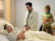 MDR Fernsehen IN ALLER FREUNDSCHAFT FOLGE 259, "Neue Wege", am Montag um 11:40 Uhr. Dr. Philipp Brentano (Thomas Koch, mi.) erklärt Jan Bolte (Thomas Arnold,li.) dass seine Leber von Zysten befallen ist. Nina Bolte (Ann-Cathrin Sudhoff) steht ihrem Bruder bei.