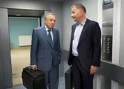 Dr. Roland Heilmanns (Thomas Rühmann, rechts) mögliche Beförderung zum Klinikdirektor rückt immer näher, doch Freude will weder bei Roland noch bei seinem Vorgänger Prof. Gernot Simoni (Dieter Bellmann) aufkommen. Stattdessen zweifelt Roland an seiner Wahl und steht der neuen Verantwortung skeptisch gegenüber. Simoni dagegen kann sich nur schwer von seiner Arbeit trennen. Die zwei alten Sturköpfe haben halt mehr gemeinsam, als sie sich eingestehen wollen.
