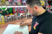 Chris Rupčić zeichnet die Skizze für das Motiv, das den Motorrad-Tank schmücken soll.