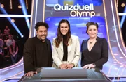 Moderatorin Esther Sedlaczek (M.) mit den Kandidat:innen des Teams "Musik": Adel Tawil (l.) und Anna R. (r.).