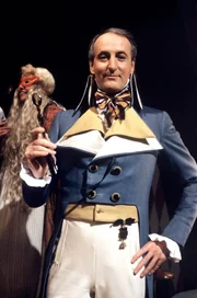 Captain Hastings (Hugh Fraser).