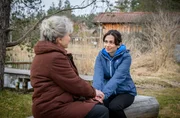 Lale (Yeliz Simsek, r. mit Antje Hagen, l.) befürchtet, Theo verprellt zu haben, und will initiativ werden.