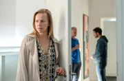 Eva (Susanne Bormann, l.) belauscht ein Gespräch zwischen Dr. Moser (André Röhner, M.) und Malte (Florian Thunemann, r.).