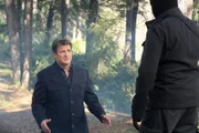 Völlig hilflos kniet Richard Castle (Nathan Fillion, l.) vor einem der Entführer seiner Tochter. Wird der seine Drohung, ihn zu erschießen, wirklich wahrmachen?