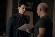 Peter Quayle (Harry Lloyd, r.); Howard (J.K. Simmons, l.)