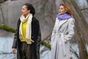 Nicole (Dionne Wudu, l.) vertraut sich in der Not Alexandra (Daniela Kiefer, r.) an.