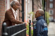 Dwayne (Danny John-Jules, r.) ist in England seinem Vater Nelson Myers (Ram John Holder, l.) begegnet, den er schon seit langer Zeit nicht mehr gesehen hat. Nun will Dwayne einige Dinge mit ihm klären, die ihn schon seit seiner Kindheit belasten.