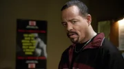 Fin (Ice-T) fühlt sich mit dem aktuellen Fall sehr verbunden, da auch er einen Pflegefall in der Familie hatte.