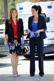 Dr. Maura Isles (Sasha Alexander, l.) und Detective Jane Rizzoli (Angie Harmon) ermitteln in einem bizarren Fall: Jemand stellt in Boston Statuen auf, in denen sich Frauenleichen befinden.