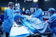 Geben alles, um ihren Patienten zu retten: Stephanie (Jerrika Hinton, 2.v.l.), Meredith (Ellen Pompeo, r.), Owen (Kevin McKidd, l.) und Webber (James Pickens Jr., 2.v.r.) ...