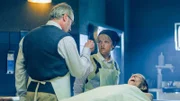 Rückblick in Blums Vergangenheit: Blums Vater Hagen (Wolfram Koch) will, dass die junge Blum (Amelie Rohde) am Leichnam einer alten Dame (Beatrice Frey) eine Kieferligatur durchführt.