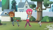 Bo, Flo und Klaus suchen nach Doug. Bo glaubt Flo sei schuld an seinem Verschwinden, weil sie den Spruch wiederholte, mit dem im Horror-Film die Opfer verflucht werden. Die anderen beiden machen sich über ihn lustig.