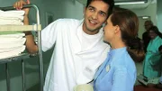 Pfleger Julian (Andreas Elsholz) flirtet im Krankenhaus mit seiner Freundin Katja (Astrid Lübbe).