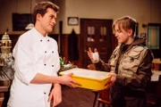 Pauli findet eine Ausrede, um keinen Fisch ausnehmen zu müssen. Von links: Patrick Westenrieder (Lucas Bauer) und Pauli (Dennis Hofmuth).