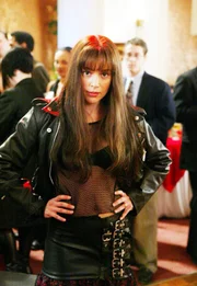 Kurz nachdem Phoebe (Alyssa Milano) auf dem Klassentreffen beleidigt wird, verwandelt sie sich plötzlich in die wilde Phoebe von früher und mischt die Party gehörig auf ...