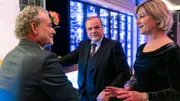 Hotelchefin Bettina Mai (Ulrike Krumbiegel) spricht mit den Gästen an der Hotelbar: Geschäftsmann Frank Heldt (Rolf Kanies) und Politiker Peter Wagner (Bernhard Schütz).