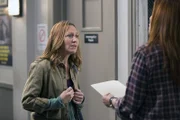 Ob Susan (Marisa Ryan, l.) Laura (Debra Messing, r.) dabei helfen kann, den Tod einer schwangeren Frau aufzuklären?