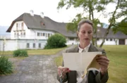 Anette Loibl (Lara Joy Körner) erhält einen beängstigenden Brief.