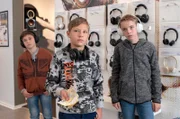 Drei Steppkes mit einem Haufen Geld: Da wird Inhaber Carlo zu Recht skeptisch gegenüber Matthias Nickel (Franz Ferdinand Möller-Titel, 2.v.r.) und dessen Freunden (Henrik Schön und Tim Peters).