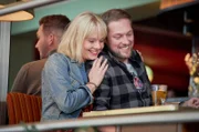 So unglücklich sehen die gar nicht aus: Saskia (Berit Vander) mit ihrem Freund Tobias (Dominik Buch).