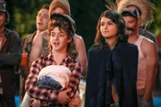 Die Regeln ihrer Tante Mickey gehen Chip (Thomas Barbusca, l.) und Sabrina (Sofia Black-D'Elia, r.) ganz schön gegen den Strich. Sie freuen sich, als sie glauben, sie hätten den Machtkampf gewonnen ...
