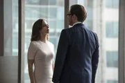 Die Hilfe der attraktiven Anwältin J.P. Nunnelly (Eliza Dushku,l.) bei der Verteidigung von Benny vor Gericht ist natürlich nicht ganz umsonst: Bull (Michael Weatherly, r.) soll sie dafür bei drei ihrer Fälle beraten ...