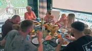 Familie Wollny beim gemeinsamen Essen