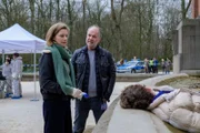 Lena Testorp (Anna von Haebler, l.) und Oskar Schütz (Marek Erhardt, M.) am Tatort mit der toten Astronautin Maja Kuchenbecker (Karoline Bär, r.). Wer hat Maja Kuchenbecker von der Plattform in die Tiefe gestoßen?