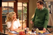 Nachdem Frankie (Jenna Elfman, l.) Charlie klargemacht hat, dass sie niemals Sex mit ihm haben wird, rechnet sich Alan (Jon Cryer, r.) Chancen aus ...