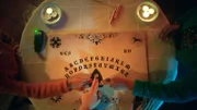Die Geistheilerin versucht, mit einem Ouija Board Kontakt zur Welt der Geister herzustellen.