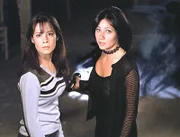 Piper und Prue können sich nicht erklären, was mit ihrer Schwester Phoebe los ist ...