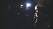 Der Mann gibt gegenüber Reportern eine Erklärung ab.