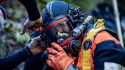 Paul Richardson hilft Scott Allen bei der Vorbereitung auf den Tauchgang.