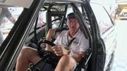 Elvis ist in seinem Element als er einen Dragster steigen darf