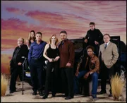 (l-r) Ein starkes Team: Dr. Robbins (Robert David Hall), Sara (Jorja Fox), Nick (George Eads), Catherine (Marg Helgenberger), Gil (William Petersen), Warrick (Gary Dourdan), Greg (Eric Szmanda) und Capt. Jim Brass (Paul Guilfoyle).
