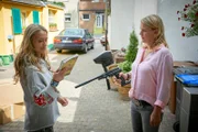 Toni (Sina Tkotsch, l.) und Eva (Mirja Boes) räumen ihre Garage aus. Dabei entdecken sie allerlei Schätze aus ihrer Kindheit. Schnell kommt die absurde Frage auf, welche Tochter Mutter Gabriele eigentliche lieber hatte.
