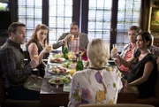 Noch ahnt keiner, dass sich das Leben in BlueBell für alle bald ändern wird: George (Scott Porter, l.), AnnaBeth (Kaitlyn Black, 2.v.l.), Lavon (Cress Williams, 3.v.l.), Lemon (Jaime King, 3.v.r.), Wade (Wilson Bethel, 2.v.r.) und Zoe (Rachel Bilson, r.) ...