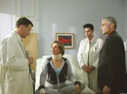 MDR Fernsehen IN ALLER FREUNDSCHAFT FOLGE 256, "Herbststurm", am Mittwoch um 11:40 Uhr. In der Sachsenklinik stellt Roland (Thomas Rühmann) außer den Herzrhythmusstörungen, bedingt durch den Stromschlag, einen schweren Bandscheibenvorfall an der Halswirbelsäule fest. Doch der kann erst operiert werden, wenn sich Giselas Herz erholt hat, was zusätzlich unter der Affäre ihres Mannes Werner (Norbert Ghafouri) leidet.
