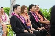 Chin und Malia geben sich das Ja-Wort. Dr. Bergman (Masi Oka, 2.v.r.) und Lori Weston (Lauren German, M.) nehmen an der Hochzeitsfeier teil ...
