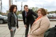 Gustav Alberty (Michael Ehnert, M.) zeigt sich besorgt um seine Schwester Elisabeth (Nadine Wrietz, r.). Harry Möller (Maria Ketikidou, l.) merkt allerdings, dass die beiden sich nicht grün sind.
