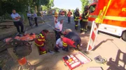Feuerwehrleute an der Unfallstelle.