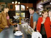 MDR Fernsehen IN ALLER FREUNDSCHAFT FOLGE 254, "Der Liebesbeweis", am Montag um 11:40 Uhr. Im Ausflugslokal von Elvira Castor (Marie Gruber) und ihrem Mann (Bruno F. Apitz) erscheint überraschender Besuch. Die junge Frau stellt sich als ihre Tochter Marlene (Nike Fuhrmann) vor, die Elvira direkt nach ihrer Geburt zur Adoption freigegeben hat. Elvira will von ihr nichts wissen und schickt sie weg.