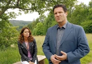 ARD FAMILIE DR. KLEIST, IV. Staffel (13 neue Folgen), Folge 50 "In letzter Minute", Marlene (Christina Plate, l.) erzählt ihrem Mann Christian (Francis Fulton Smith, r.) von der Affäre mit Steve.